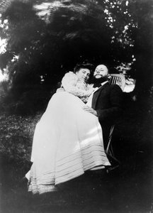 Thadée Natanson og hans kone Misia Godebska i haven til deres landsted, Le Relais, ca. 1899